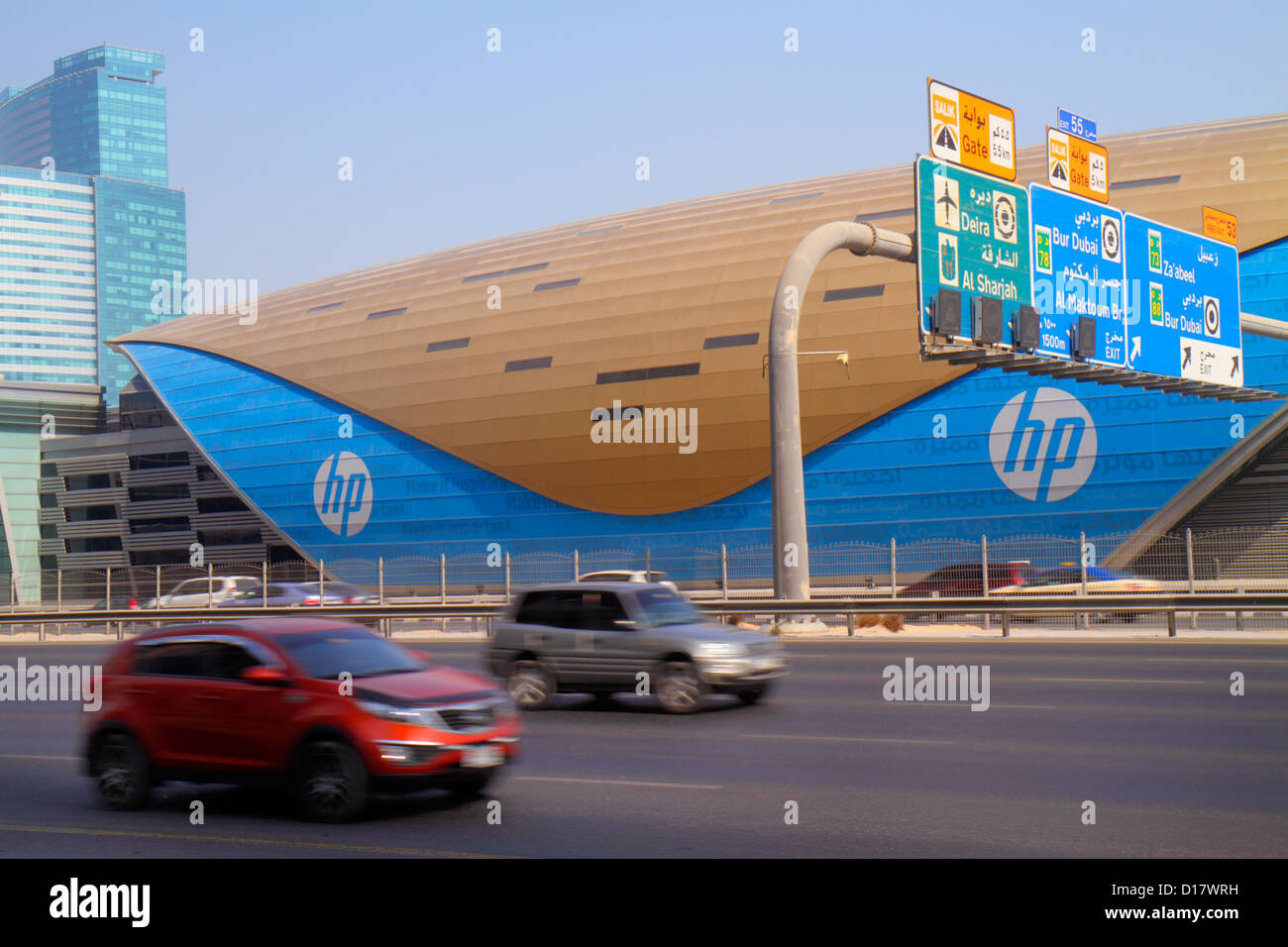 Dubai VAE, Vereinigte Arabische Emirate, World Trade Center Metro Station, Rote Linie, U-Bahn, Zug, Zug, Englisch, Arabisch, Sprache, zweisprachig, Verkehr, Straße, Schild, direkt Stockfoto