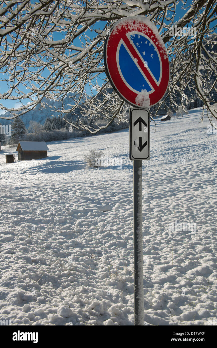 kein Parkplatz-Zeichen in einer Schneelandschaft Stockfoto