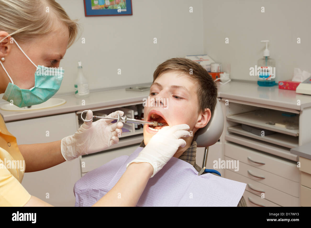 Zahnarzt In Der Nähe Jetzt Geöffnet Anesthésiste -Fotos und -Bildmaterial in hoher Auflösung – Alamy