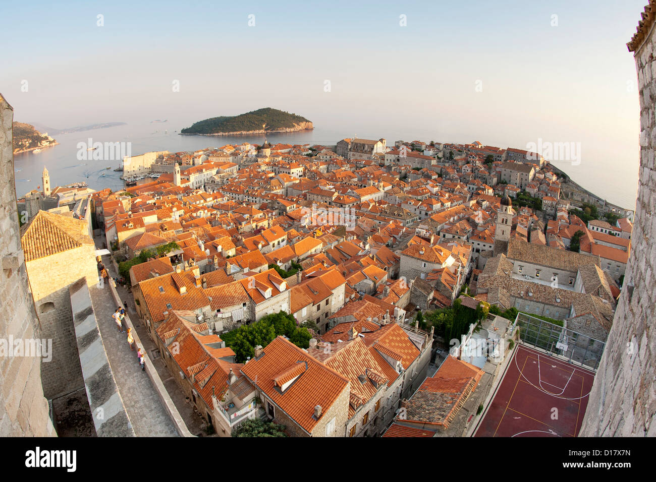 Blick über die Dächer der Altstadt in der Stadt von Dubrovnik an der Adria Küste in Kroatien. Insel Lokrum ist auch sichtbar. Stockfoto