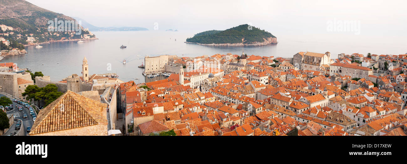 Blick über die Dächer der Altstadt in der Stadt von Dubrovnik an der Adria Küste in Kroatien. Insel Lokrum ist auch sichtbar. Stockfoto