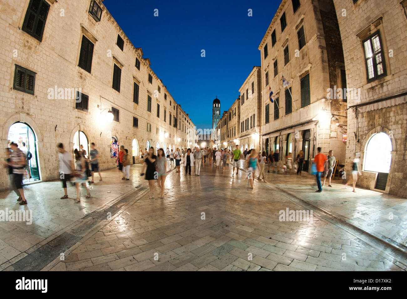 Fußgänger zu Fuß in der Nacht entlang Stradun, die Hauptstraße in der Altstadt von Dubrovnik an der Adria Küste in Kroatien. Stockfoto