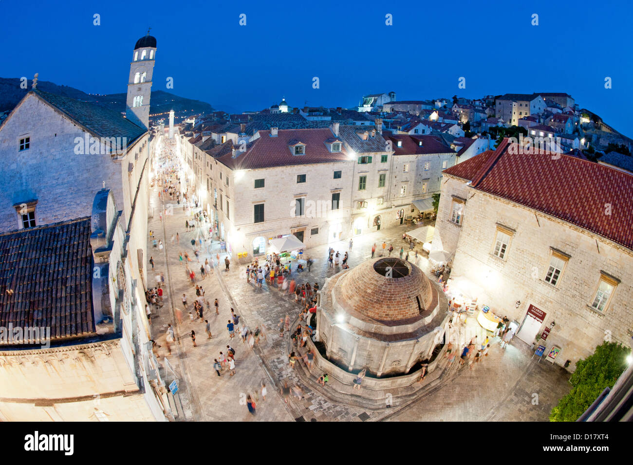 Große Onofrio-Brunnen (Velika Onofrijeva Fontana) und der Stradun (Hauptstraße) in der Altstadt von Dubrovnik, Kroatien. Stockfoto