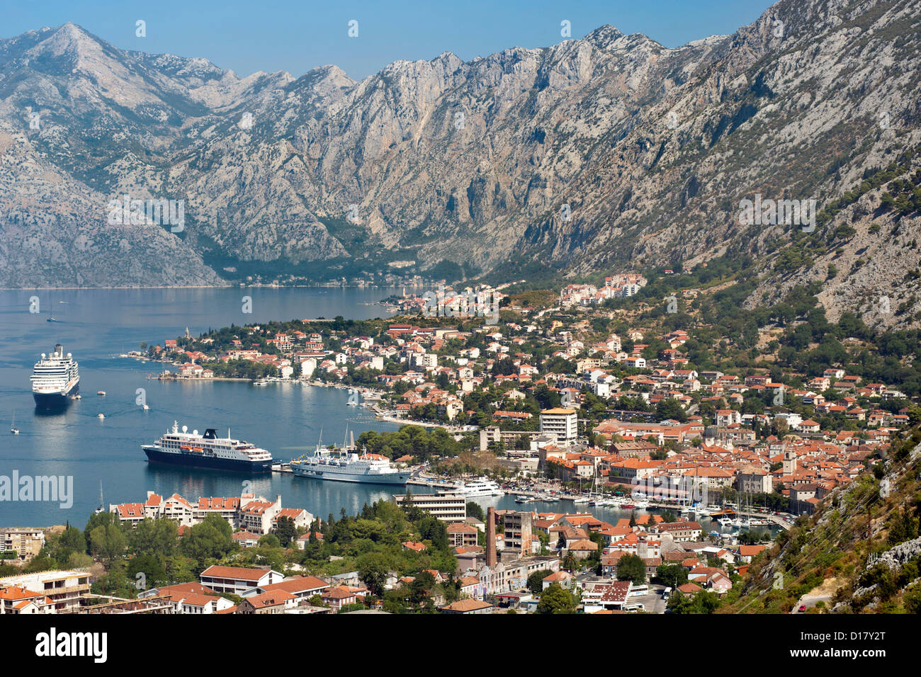 Blick auf die Bucht von Kotor und Stadt Kotor in Montenegro. Stockfoto