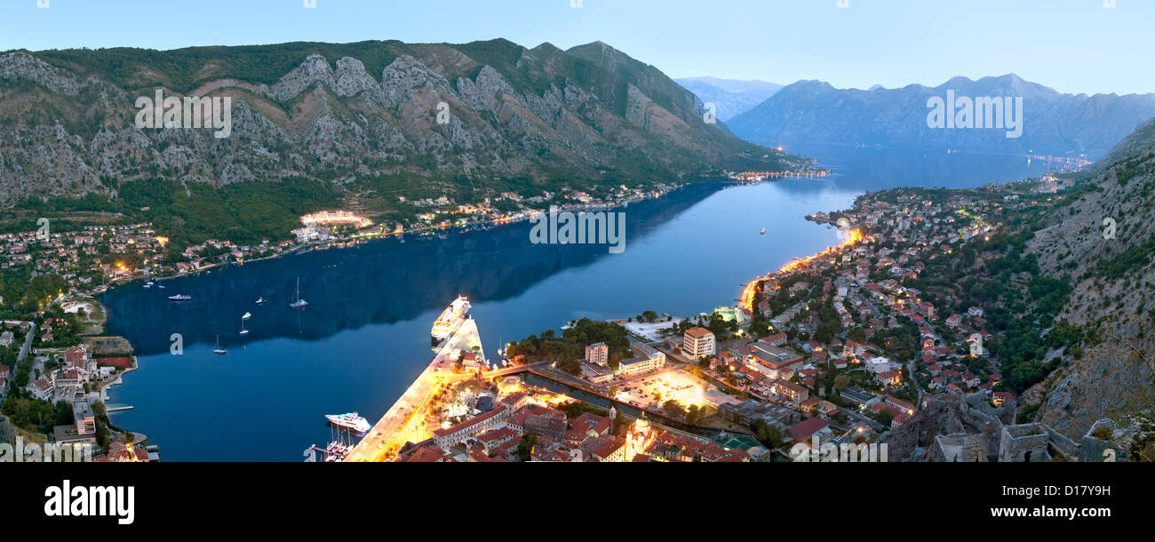 Dawn Blick auf Bucht von Kotor und Stadt Kotor in Montenegro. Stockfoto