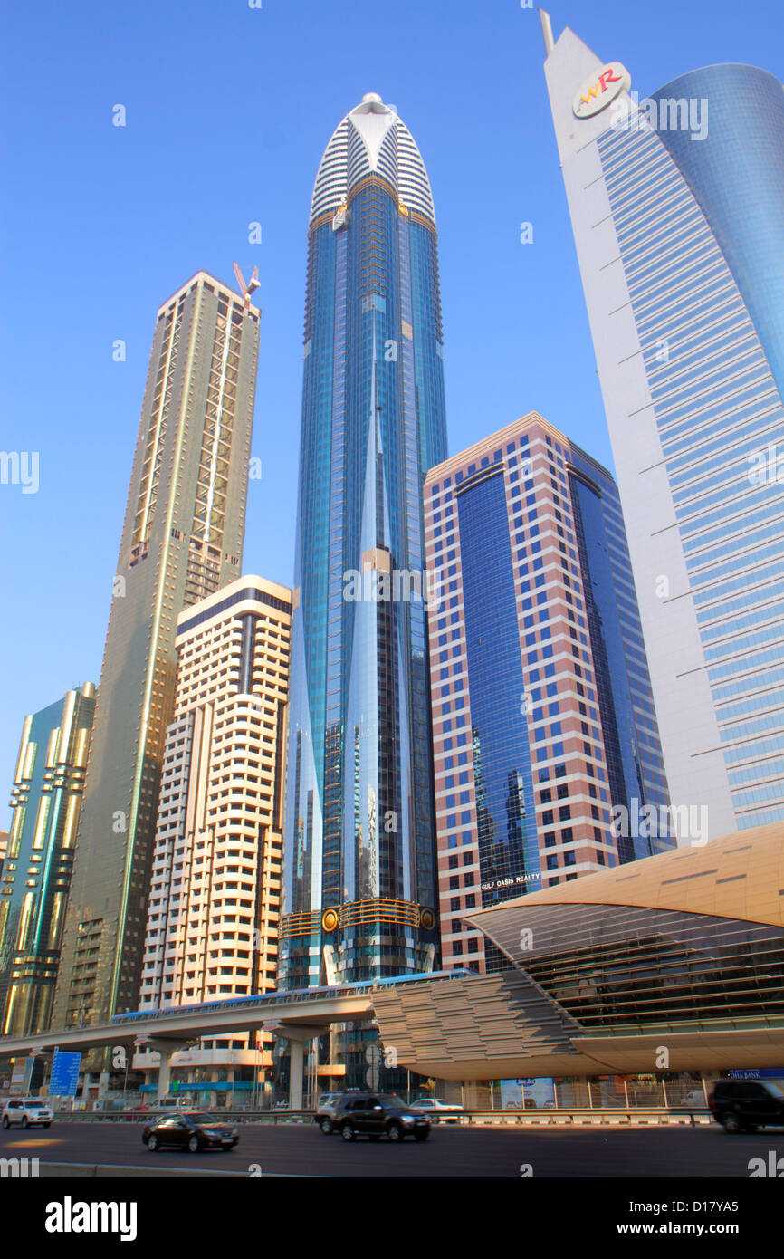 Dubai VAE, Vereinigte Arabische Emirate, Handelszentrum, Sheikh Zayed Road, Financial Center Metro Station, Red Line, U-Bahn, Zug, Rose Tower, Al Ghaya Tower, Ahm Stockfoto