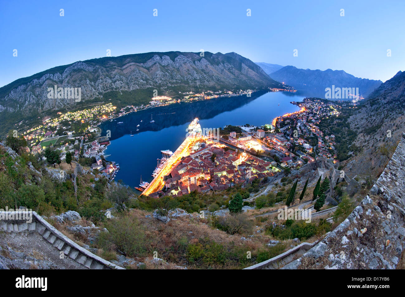 Dawn Blick auf Bucht von Kotor und Stadt Kotor in Montenegro. Stockfoto