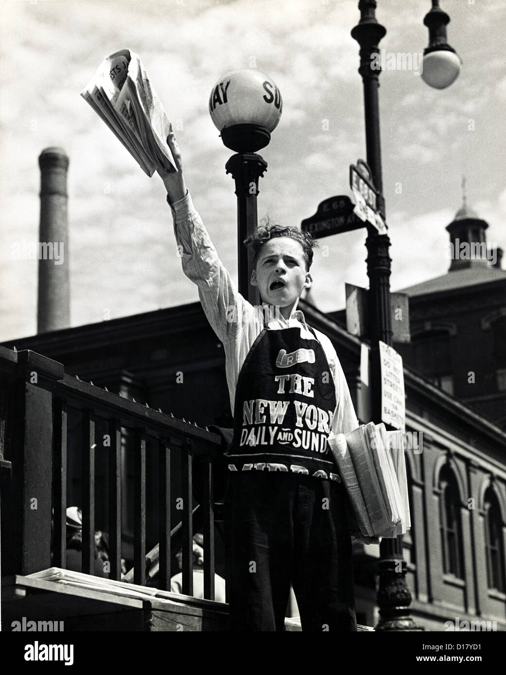 Paperboy stehen in der Straße, die Papiere zu verkaufen Stockfoto