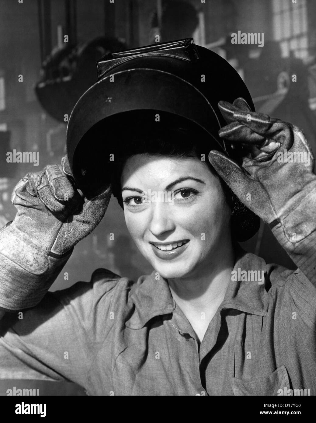 Frau trägt Schweißen Maske und Handschuhe in Kriegszeiten Stockfoto