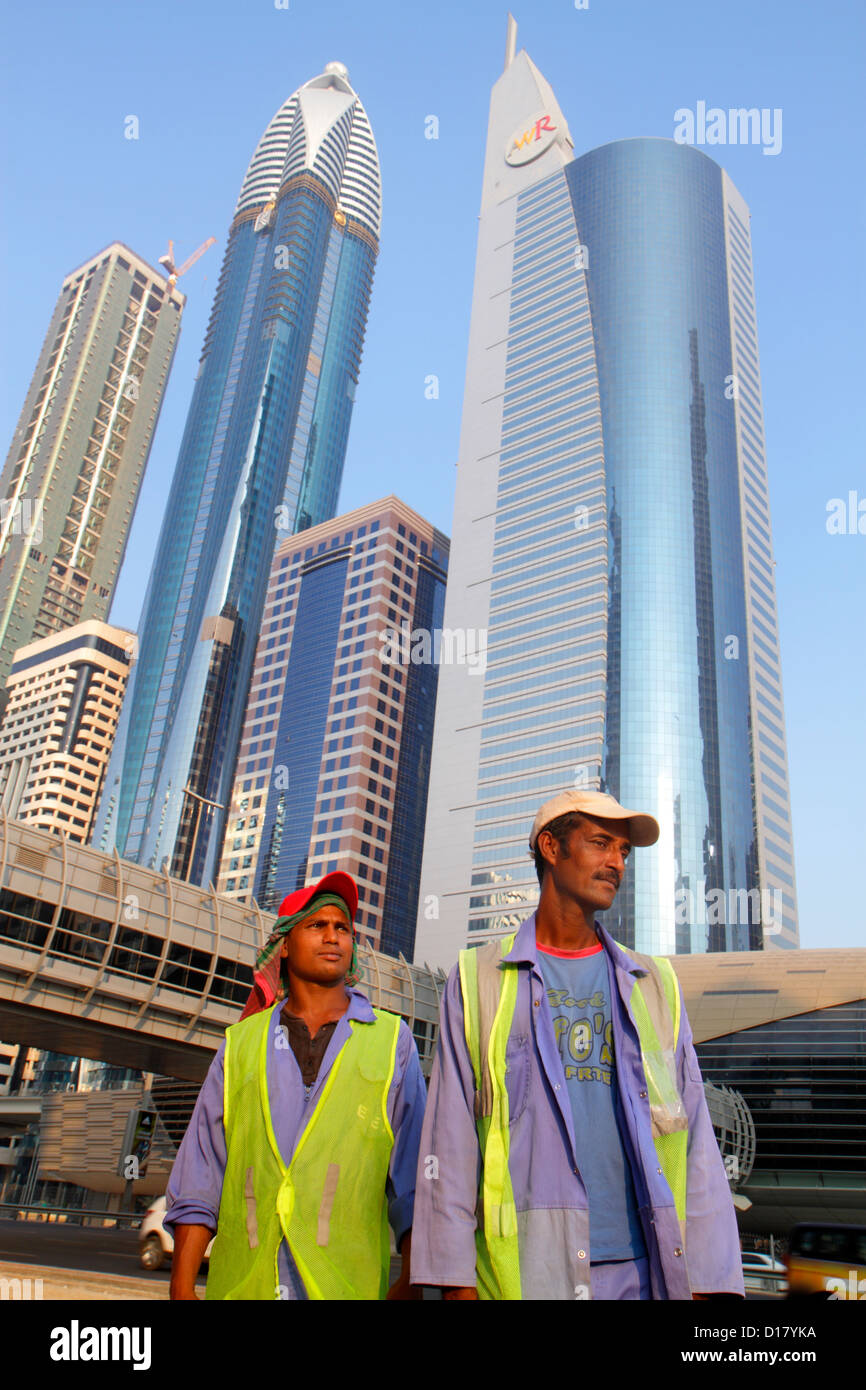 Dubai VAE, Vereinigte Arabische Emirate, Handel Sheikh Zayed Road, Asiaten, Männer männlich, Wanderarbeiter, Arbeiter, ausländische Arbeiter, Arbeit, Arbeit, Einwohner, Einwohner, nicht Stockfoto