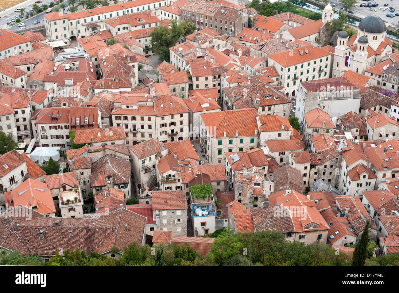 Blick über die Dächer und die Altstadt von Kotor in Montenegro. Stockfoto