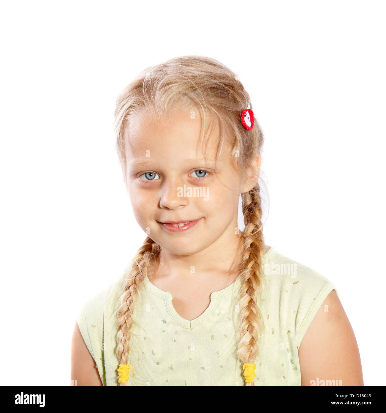 ein kleines Mädchen mit langen Zöpfen auf weißem Hintergrund Stockfoto