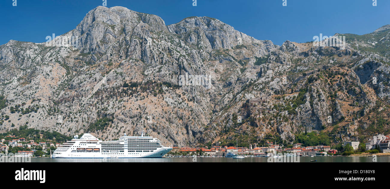 Kotor Stadt und Bucht von Kotor in Montenegro. Stockfoto