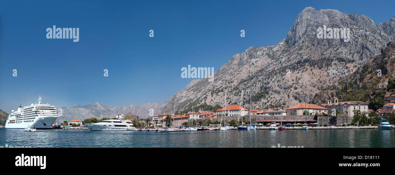 Kotor Stadt und Bucht von Kotor in Montenegro. Stockfoto