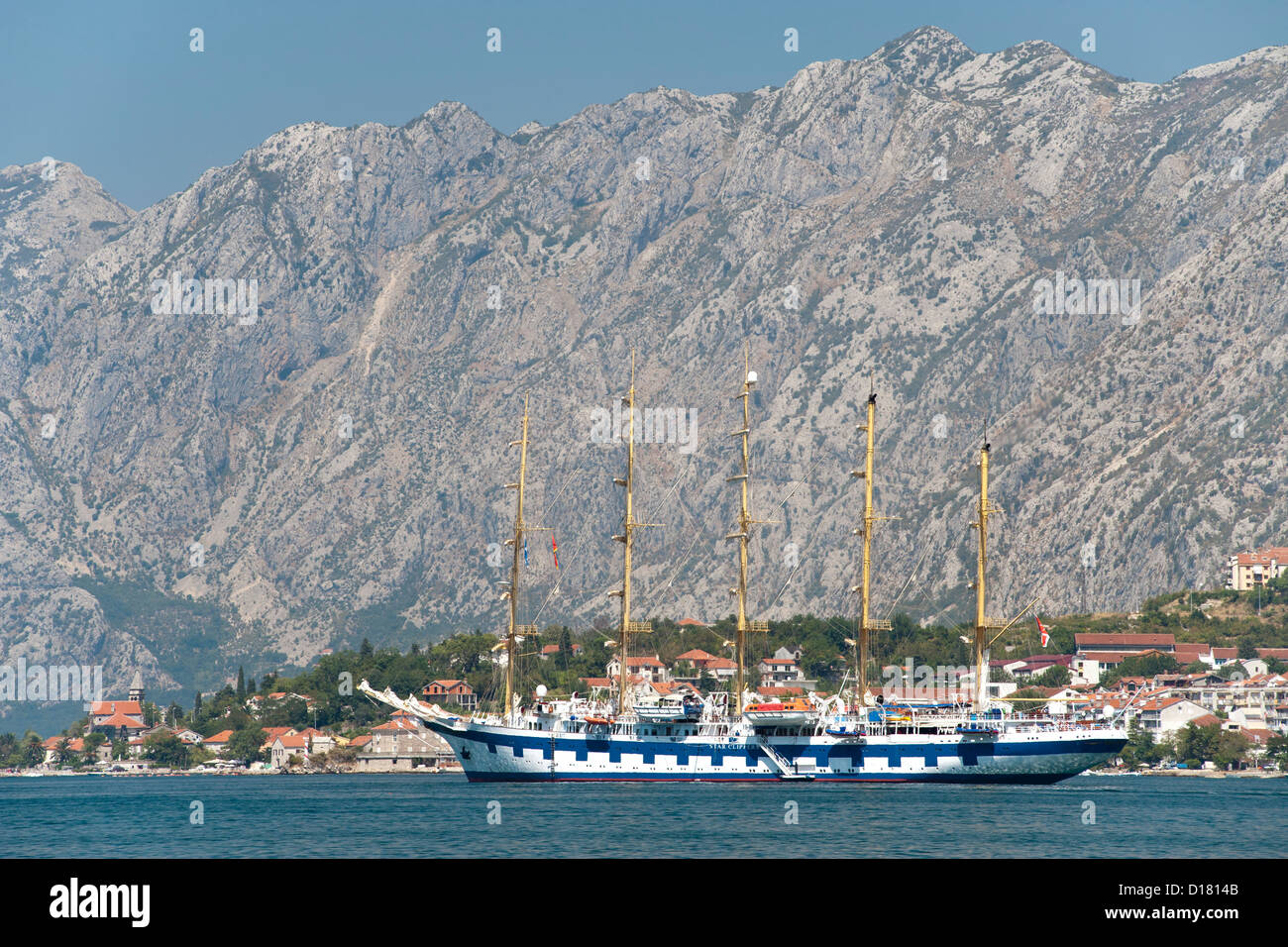 Hoch Segelschiff vor Anker in der Bucht von Kotor in Montenegro. Stockfoto