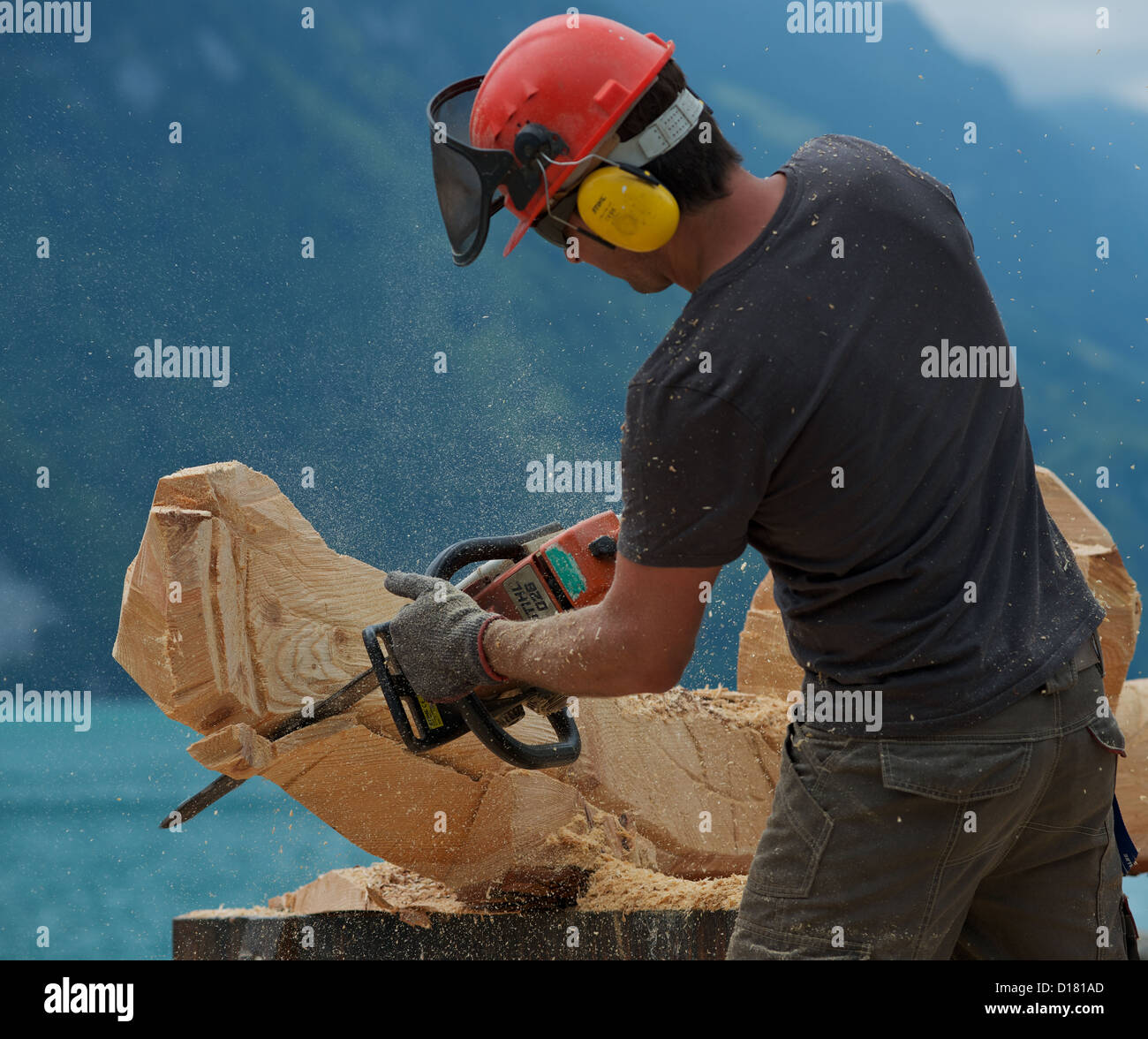 Holz mit Kettensäge Brienz Schweiz Stockfotografie - Alamy