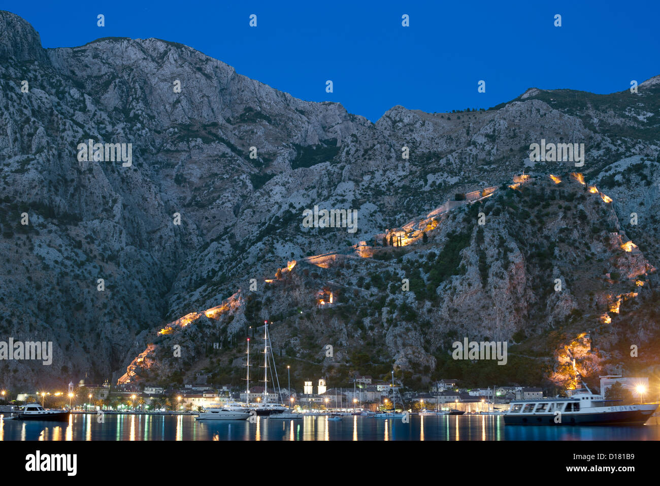 Abenddämmerung Blick auf die Bucht von Kotor, Kotor Stadt und die Festung mit Blick auf die Stadt in Montenegro. Stockfoto