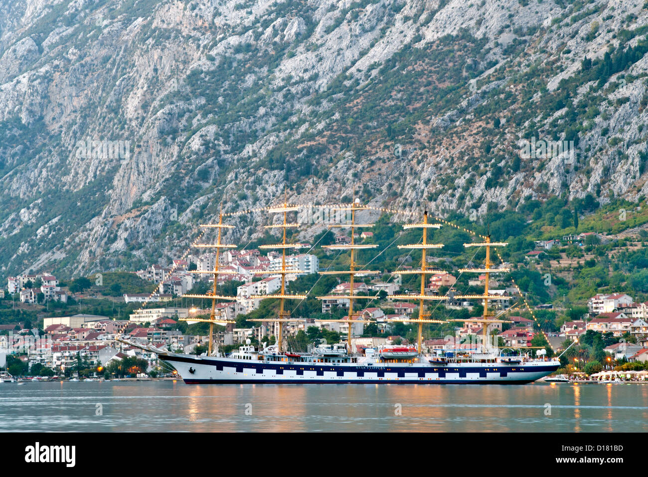 Hoch Segelschiff vor Anker in der Bucht von Kotor in Montenegro. Stockfoto