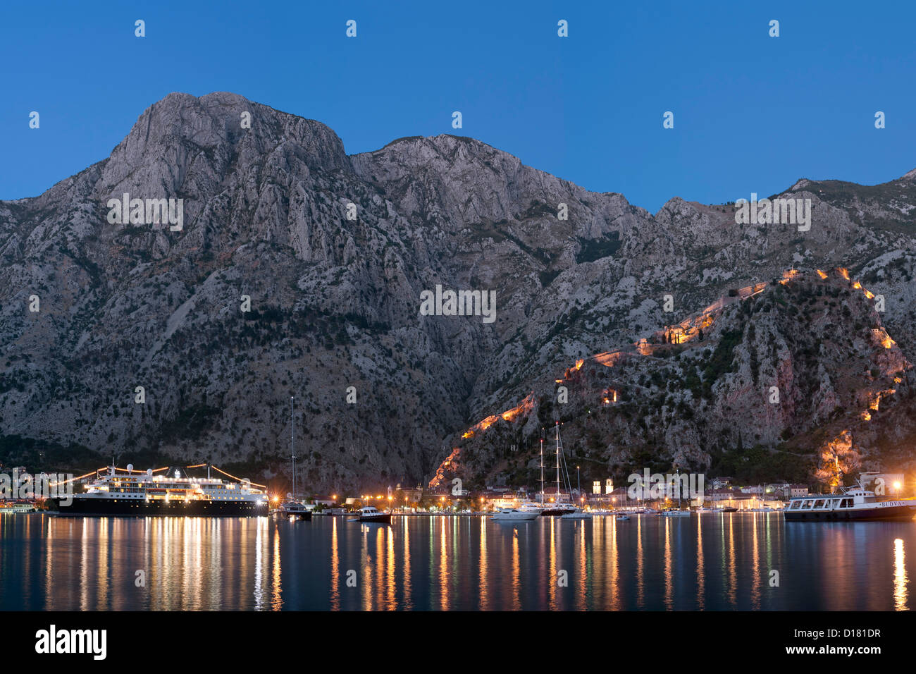 Abenddämmerung Blick auf die Bucht von Kotor, Kotor Stadt und die Festung mit Blick auf die Stadt in Montenegro. Stockfoto
