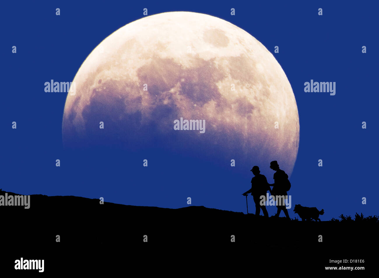 Fantastisch Fantastisch Gross Grosste Kolossal Gross Riesig Riesig Mond Tennyson Down Nadeln Headon Warren Isle Of Wight Walking Festival Totland Riesige Mondaufgang Stockfotografie Alamy
