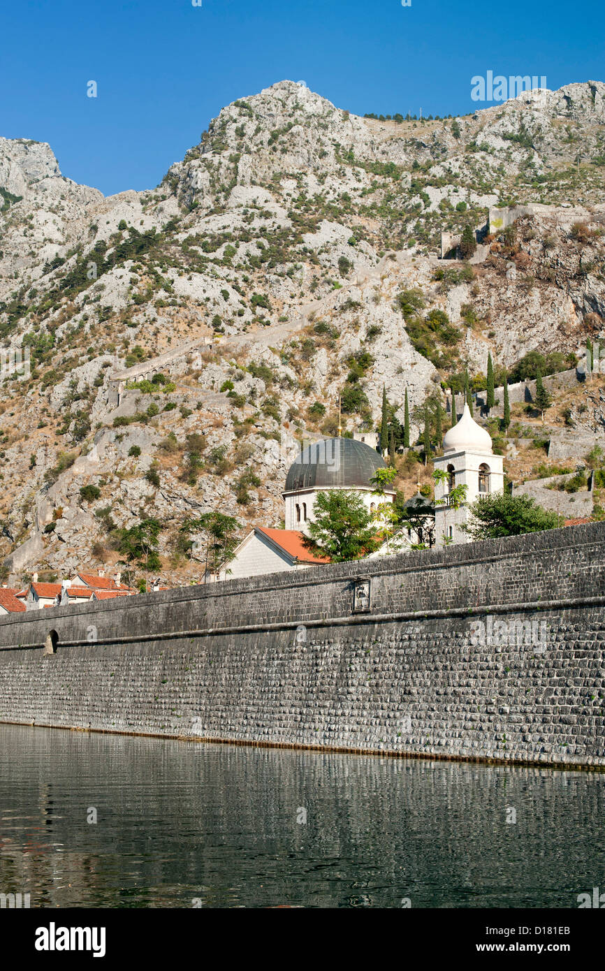 Die Festungsmauer und Skurda Fluss der Nordseite der Altstadt Kotor in Montenegro zu schützen. Stockfoto