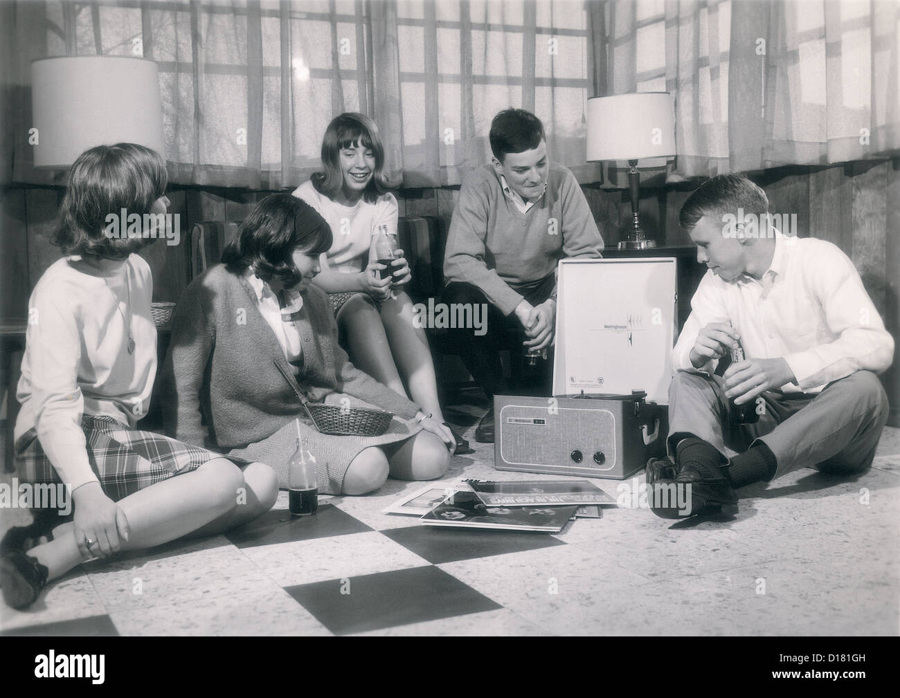 Teenager, die Musik anhören, Vintage Stockfoto