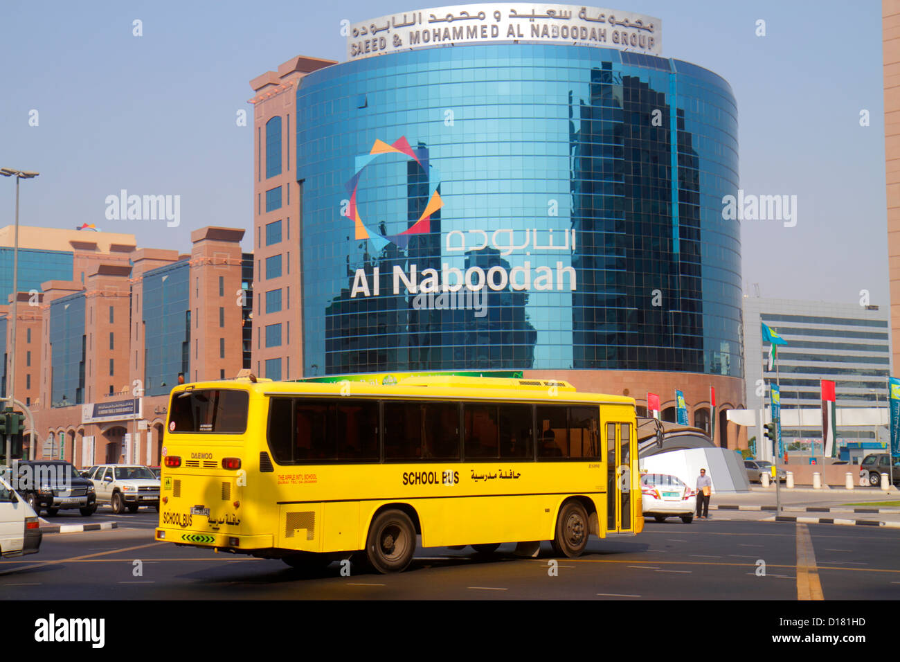 Dubai VAE, Vereinigte Arabische Emirate, Deira, Al Ithihad Road, Verkehr, Gebäude, Skyline der Stadt, Al Nabooodah Group, Englisch, Arabisch, Sprache, zweisprachig, Schulbus, coa Stockfoto