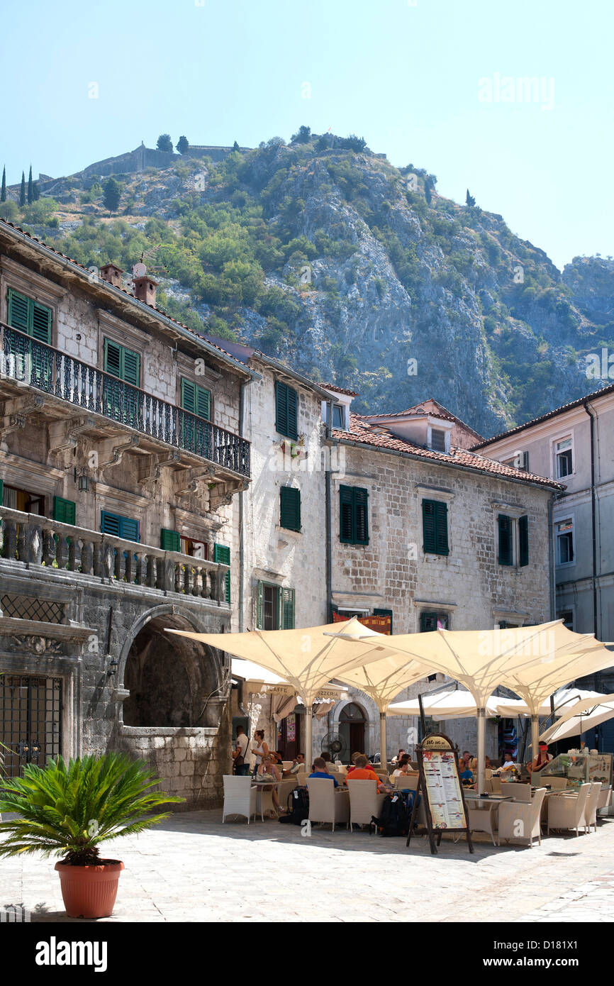 Gebäude und Restaurant in der Altstadt von Kotor in Montenegro. Stockfoto