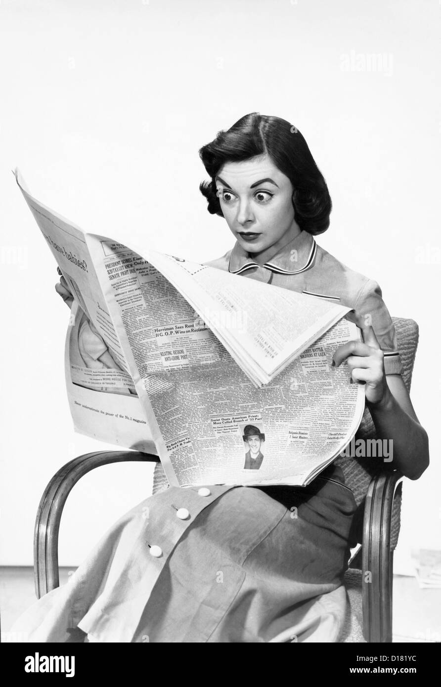 Schockiert Frau liest Zeitung Stockfoto