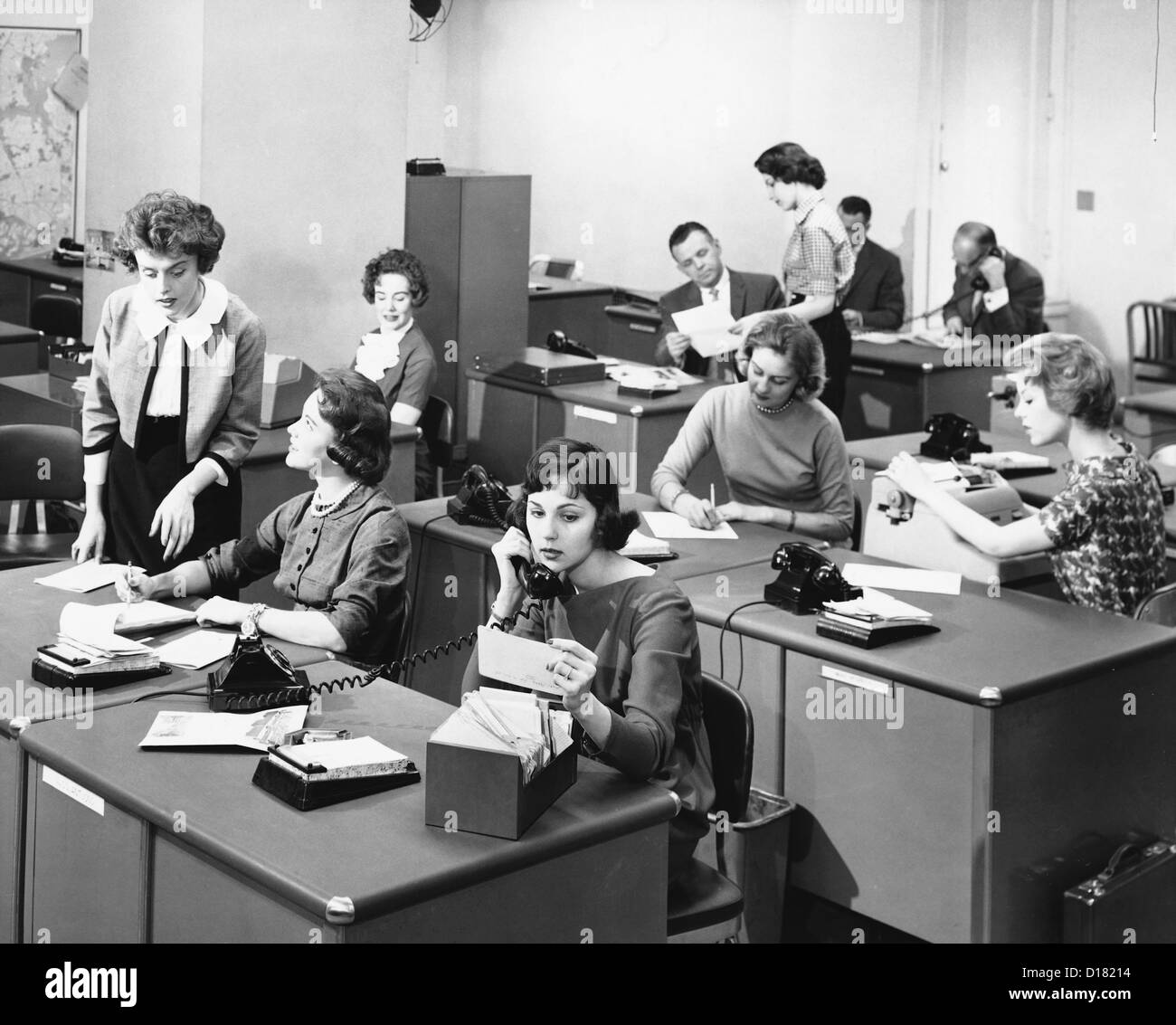 Geschäftiges Büro in den 1950-1960 Stockfoto