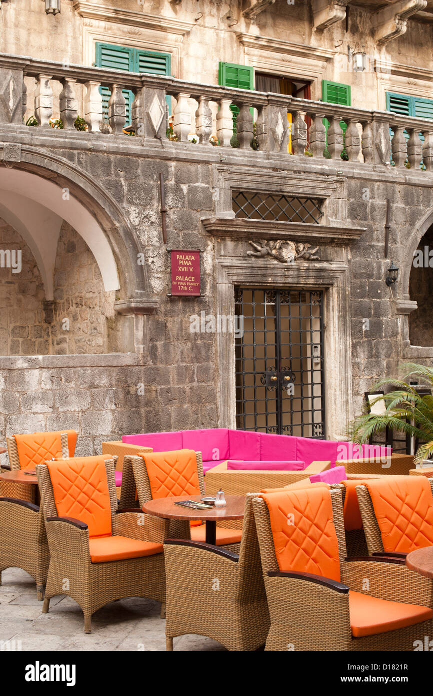 Bunte sitzen in einem Café in der Altstadt von Kotor in Montenegro. Stockfoto