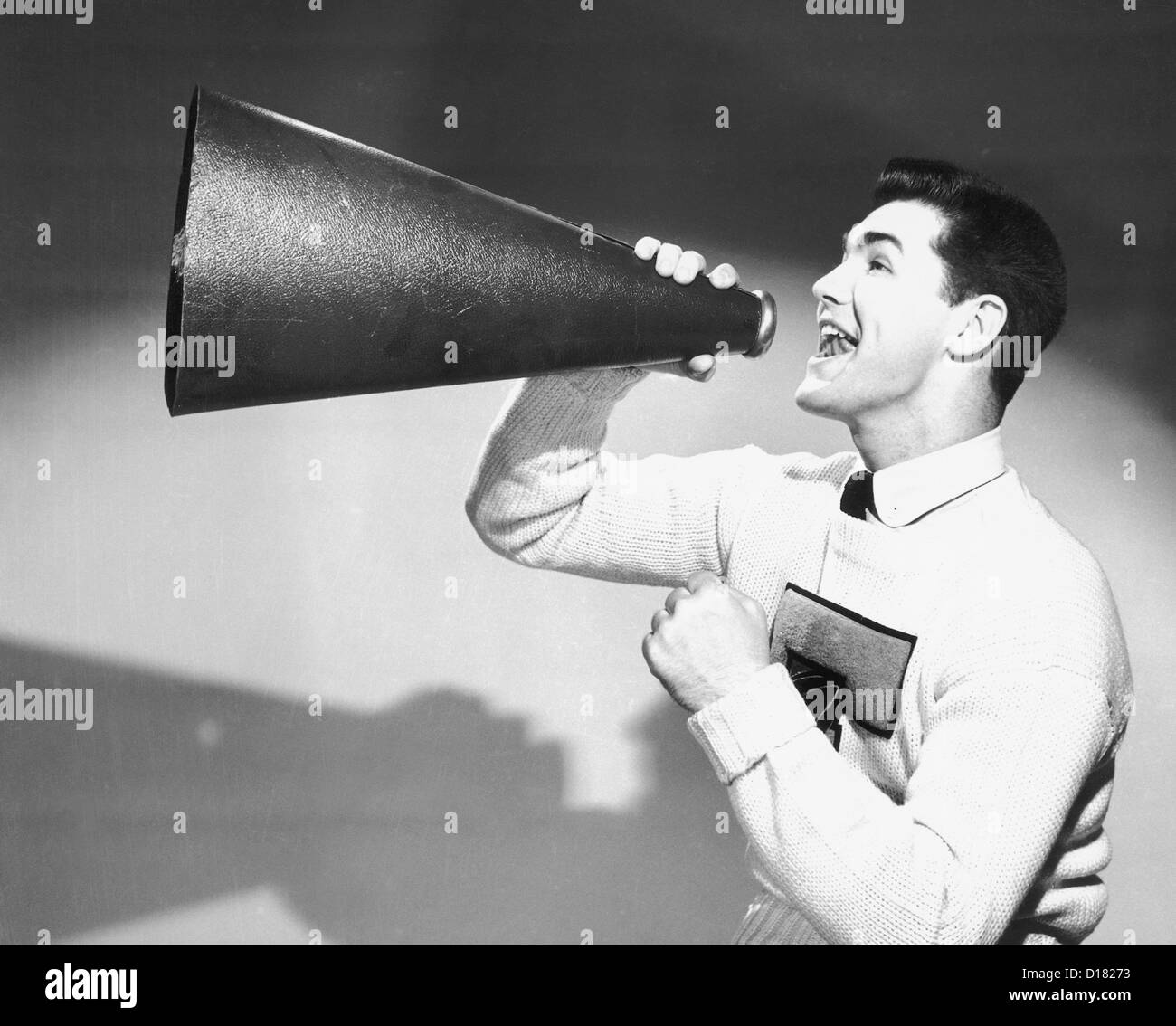 Junger Mann schreien in Megaphon, 1950-1960 Stockfoto