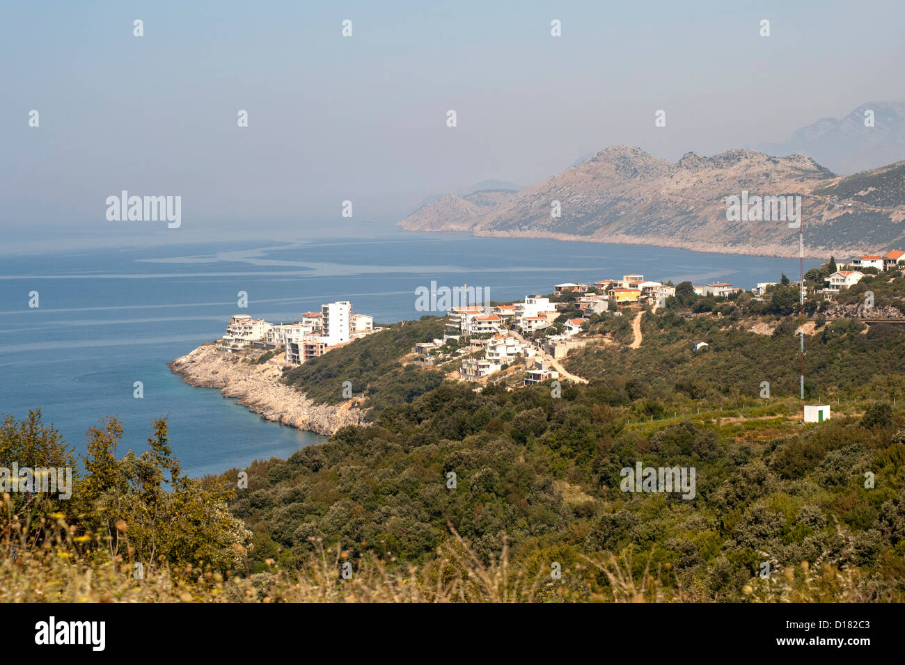 Die Adriaküste entlang der südlichen Küste Montenegros in der Nähe der Stadt Bar. Stockfoto