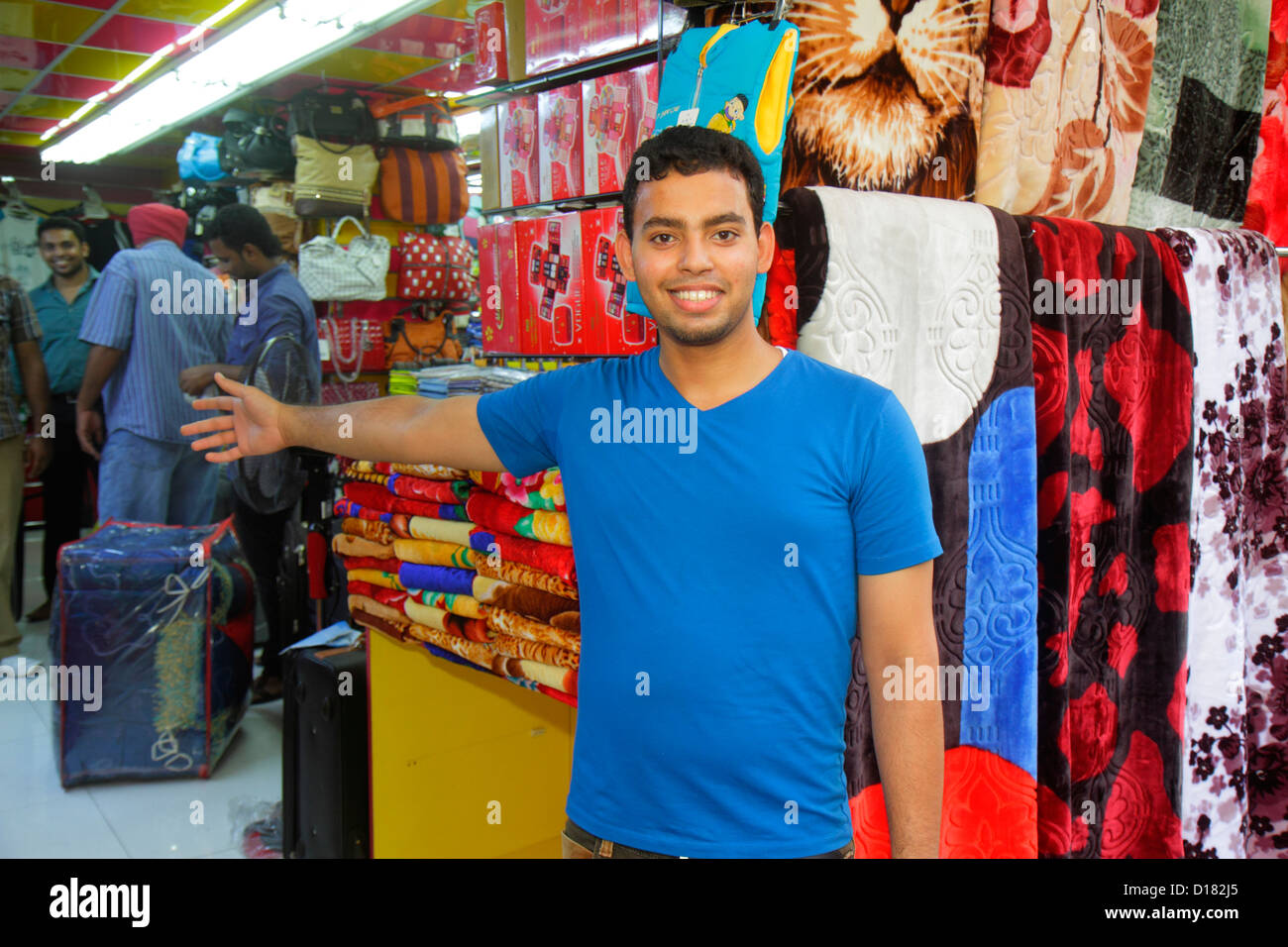 Dubai VAE, Vereinigte Arabische Emirate, Al Souqe Al Kabeer, Old Souk, Markt, Händler, Mitarbeiter, Händler, Manager, Händler, Eigentümer, Mitarbeiter, Arbeiter, die arbeiten, st Stockfoto