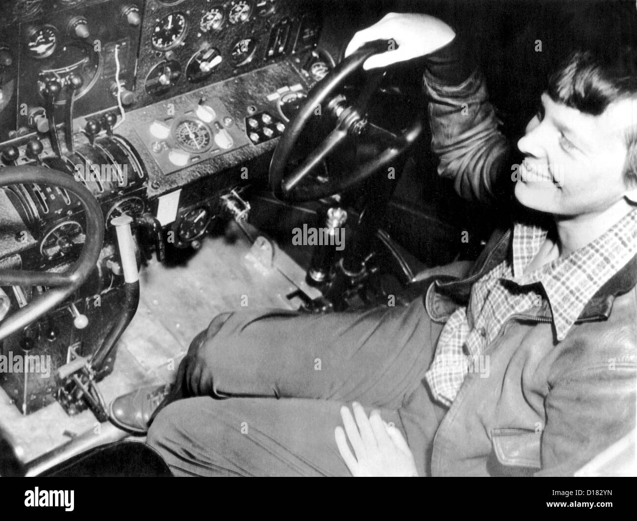 Amelia Earhart am Bedienfeld vor dem Testflug Stockfoto