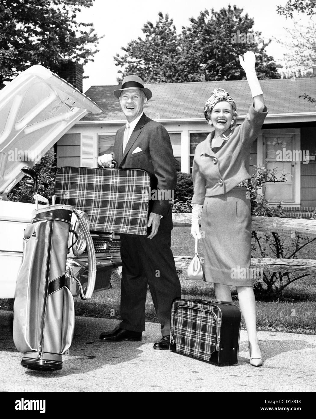 Älteres paar laden Kofferraum eines Autos für eine Reise Stockfoto