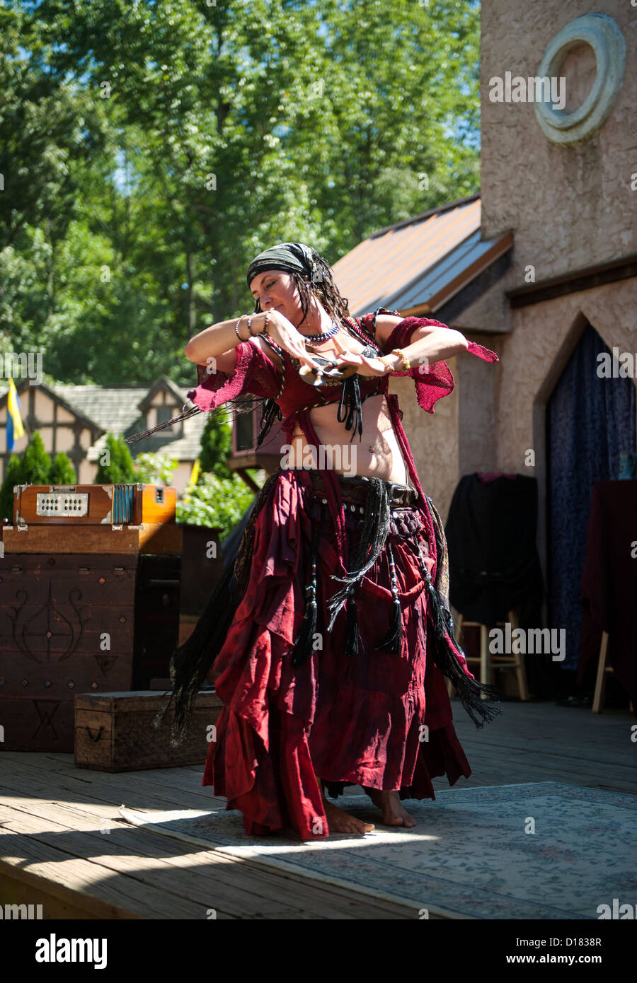 Gypsy Frau Tänzerin Kostüm bei The Maryland Renaissance Festival 2012, Crownsville Road, Annapolis, Maryland. Stockfoto