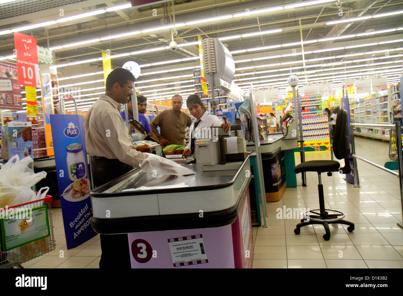 Dubai VAE, Vereinigte Arabische Emirate, Naher Osten, Al Souqe Al Kabeer, Carrefour Hyper Market, Shopping Shopper Shopper Shop Shops Market Märkte Marke Stockfoto