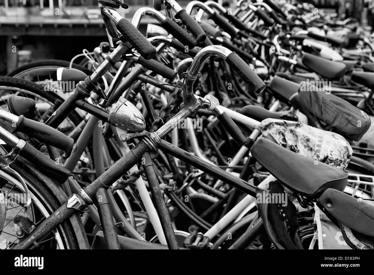Holland, Amsterdam, Fahrräder, Parkplatz in der Nähe des Hauptbahnhofs Stockfoto