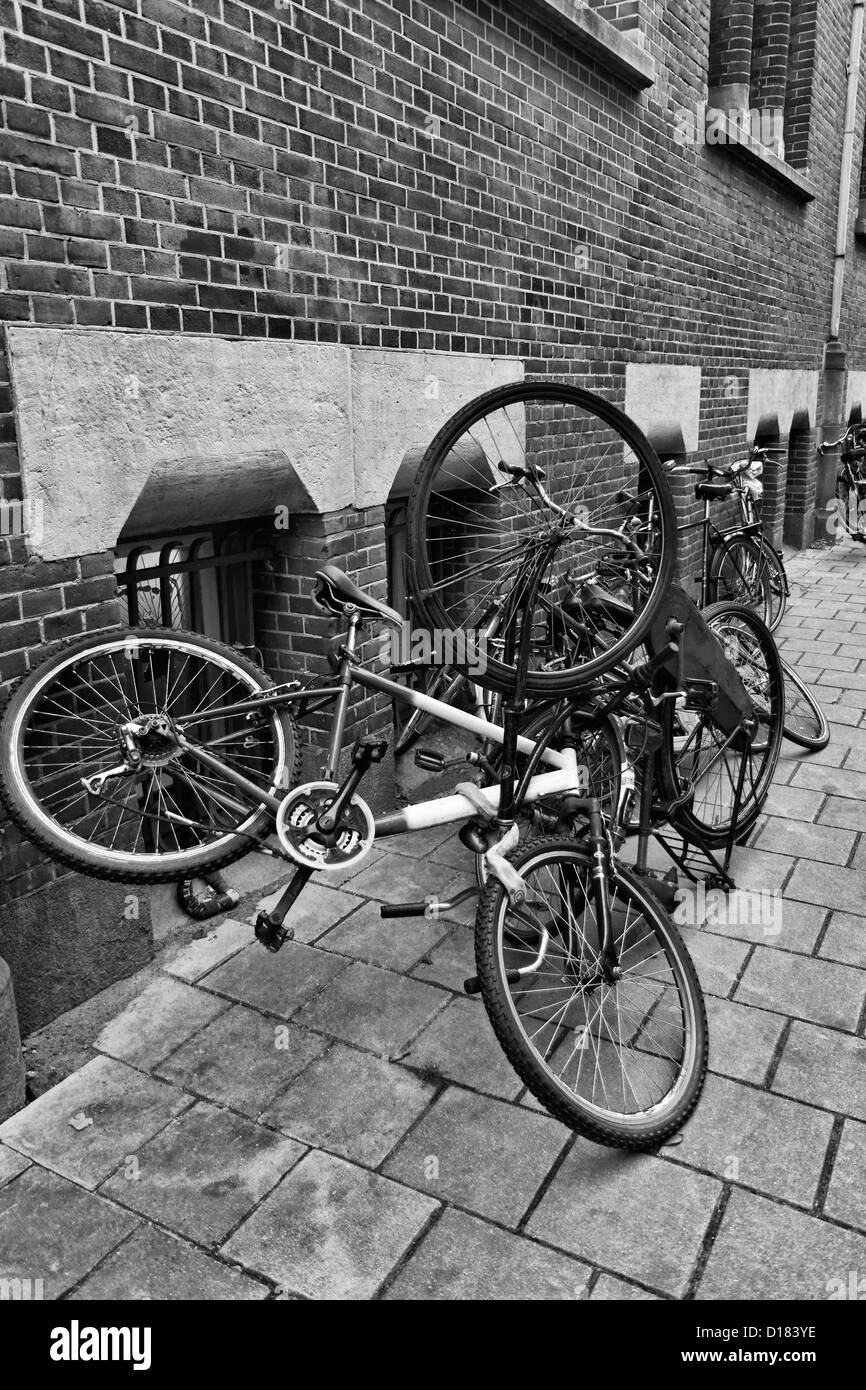 Holland, Amsterdam, Fahrräder in einer zentralen Straße geparkt Stockfoto