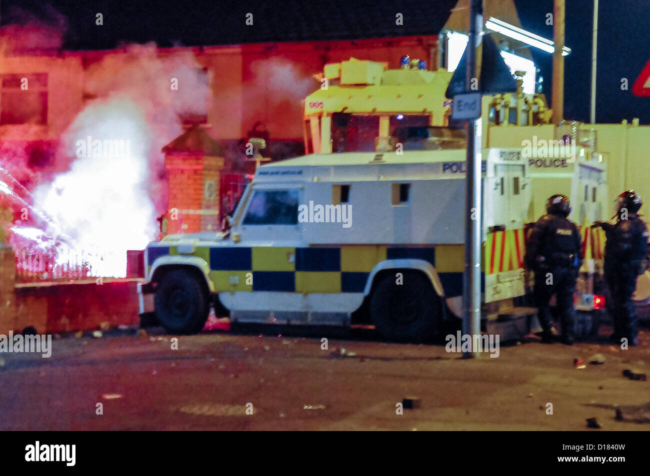 10. Dezember 2012, Belfast, Nordirland.  PSNI kommen unter Beschuss von Feuerwerk.  Rund 150 Loyalisten gewalttätig nach Protest wieder Anschluß-Markierungsfahne auf der Belfast City Hall. Stockfoto