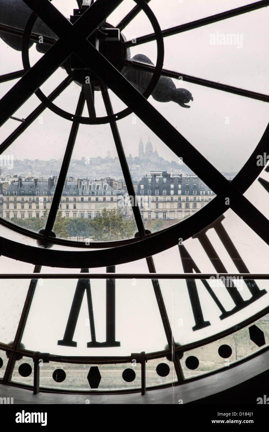 Blick durch riesige Uhr im Musee d ' Orsay über die Gebäude von Paris Frankreich Stockfoto