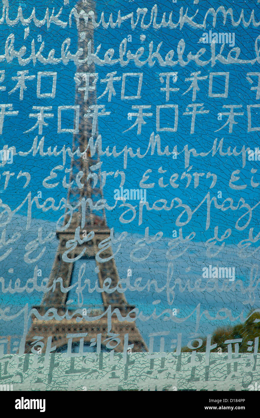 "Frieden" geschrieben in 32 Sprachen auf dem Denkmal "Wall für den Frieden", zwischen dem Eiffelturm und der Ecole Militaire, Paris Frankreich Stockfoto