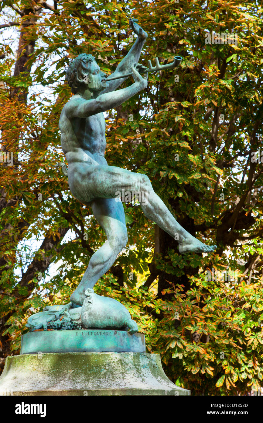 Bronzestatue, Faune Dansant - Dancing Fawn (1850: Eugene Louis Lequesne), Jardin du Luxembourg, Paris Frankreich Stockfoto