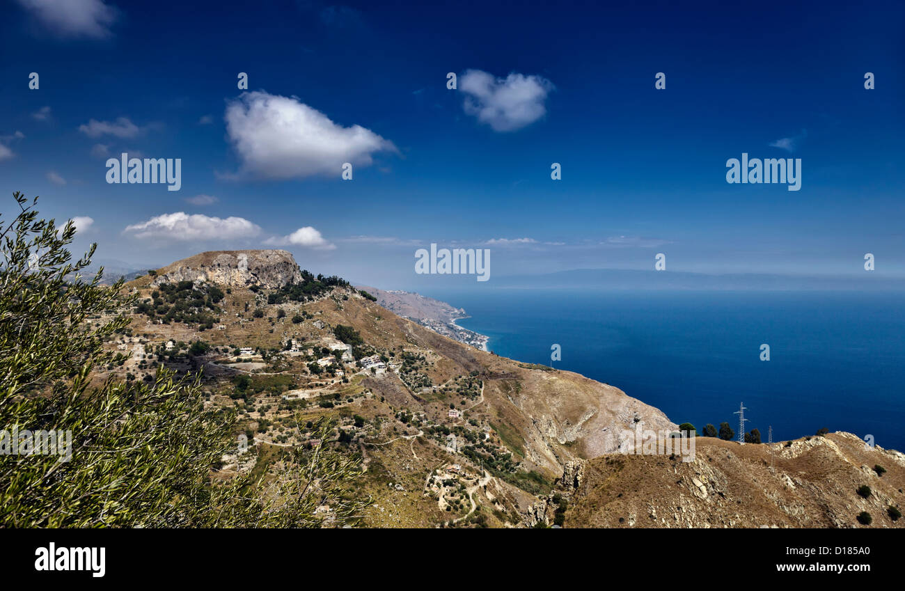 Italien-Sizilien-Castelmola (Taormina) Blick auf den sizilianischen östlichen Felsenküste und Ionischen Meer Kalabrien Küste weit hinten Stockfoto