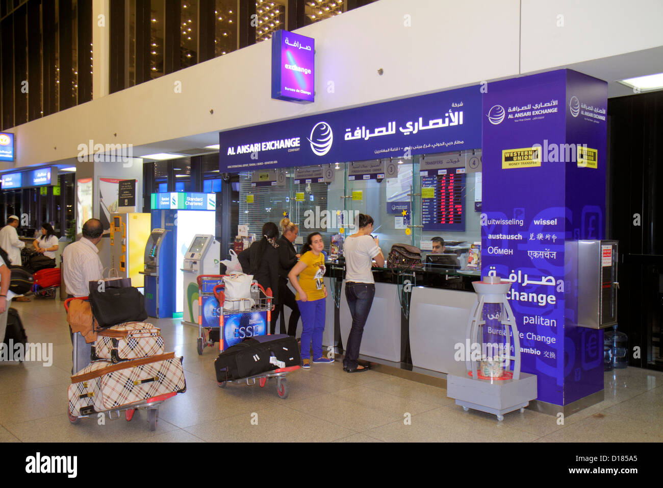 Dubai VAE, Vereinigte Arabische Emirate, Dubai International Airport, Gate, Terminal, Englisch, Arabisch, Sprache, zweisprachig, Reisende, Geldwechsel, Shop, Gepäck, Suitca Stockfoto
