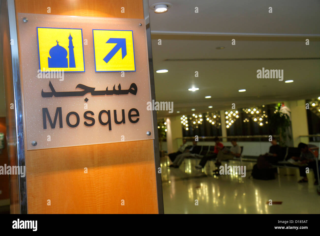 Dubai VAE, Vereinigte Arabische Emirate, Dubai International Airport, Gate, Terminal, Englisch, Arabisch, Sprache, zweisprachig, Schild, Moschee, Pfeil, Gebet, Muslim, Religion, UA Stockfoto
