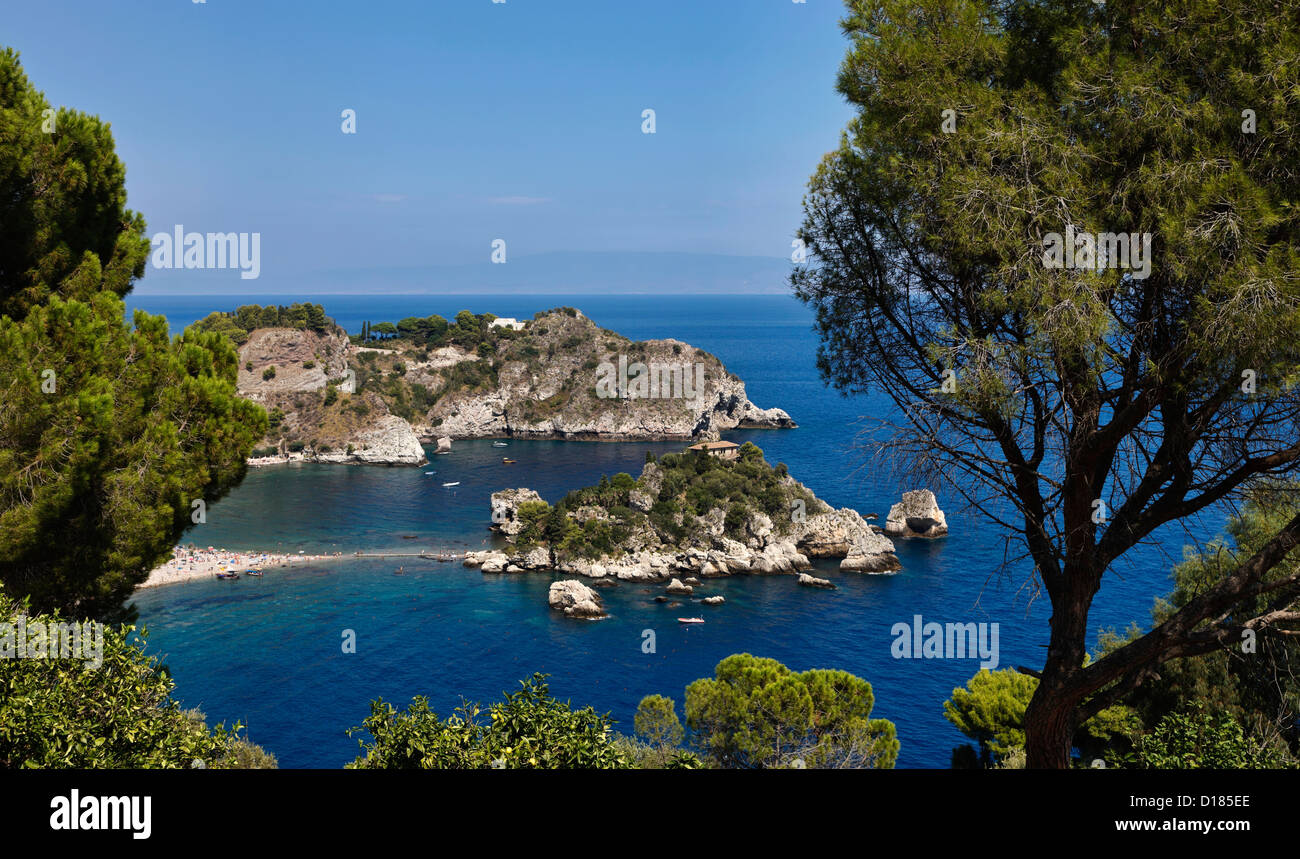 Italien, Sizilien, Taormina Bucht von Capo Taormina und Isola Bella Calabria Küste im Hintergrund Stockfoto