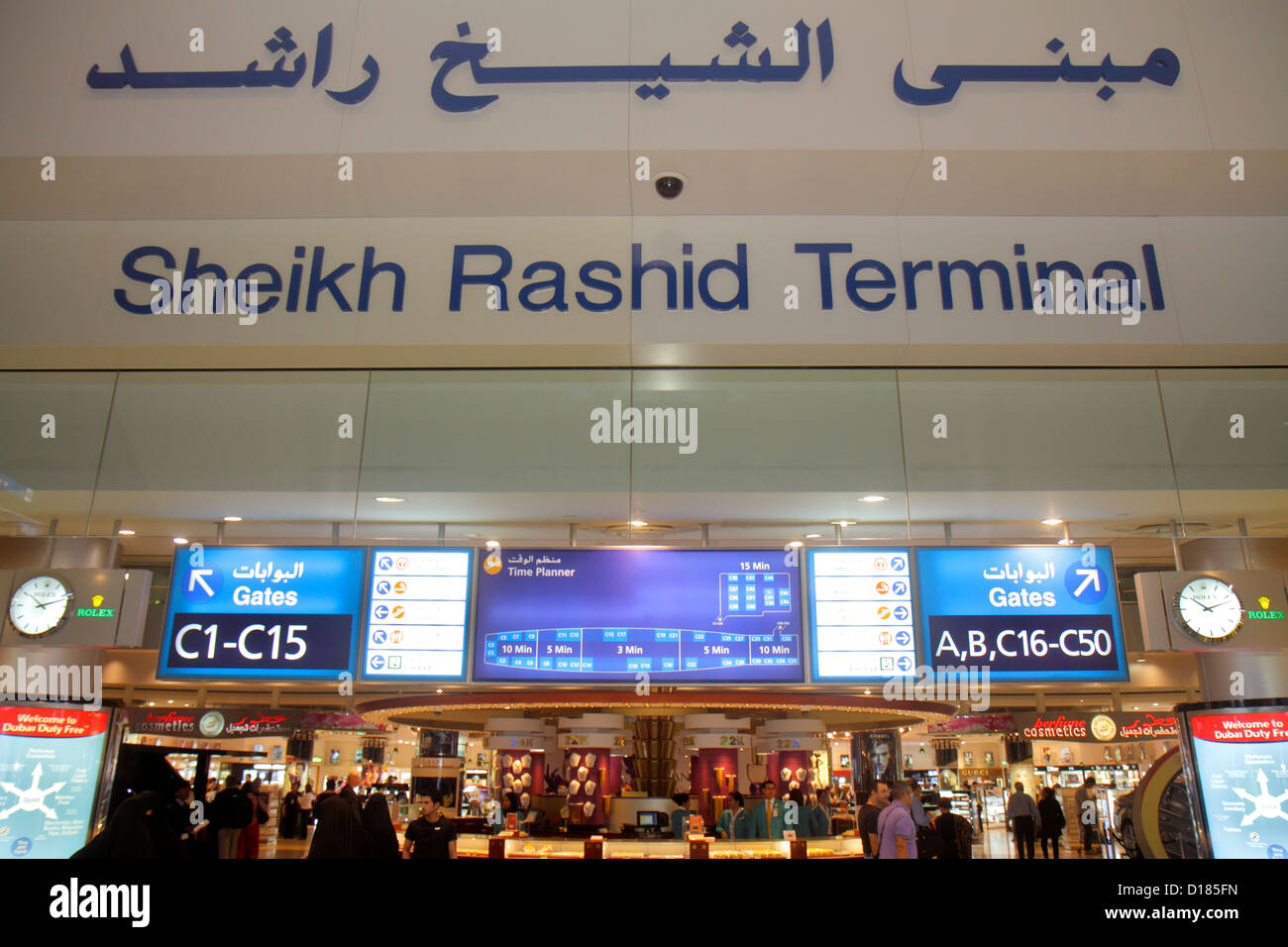 Dubai VAE, Vereinigte Arabische Emirate, Dubai International Airport, Gate, Sheikh Rashid Terminal, Englisch, Arabisch, Sprache, zweisprachig, UAE121014116 Stockfoto