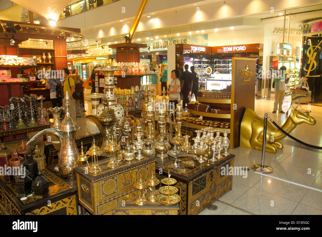 Dubai VAE, Vereinigte Arabische Emirate, Dubai International Airport, Gate, Sheikh Rashid Terminal, Shopping Shopper Shopper Shop Shops Market Markets Marktplatz Stockfoto
